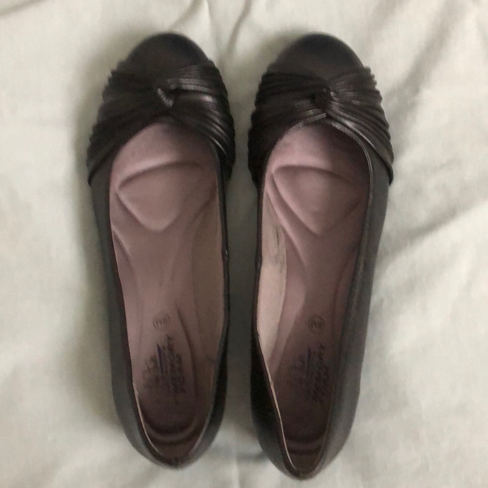 I am selling this shoe that is in good condition